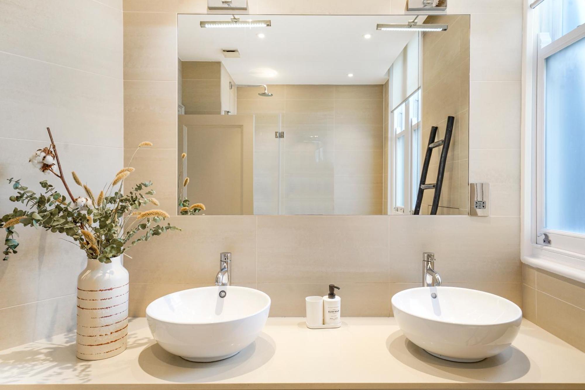 Spacious And Modern 4 Beds Home In Kensington ลอนดอน ภายนอก รูปภาพ